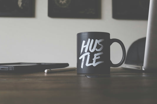 So verdienst du 2025 mit Affiliate Marketing dein erstes Geld –ohne Gesicht & ohne Risiko